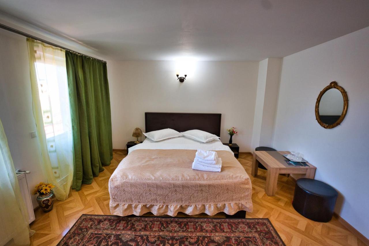 Vila Victoria Râmnicu Vâlcea Exterior foto